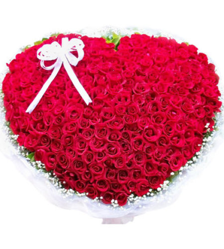 爱你的心-365朵红玫瑰心形包扎而成，搭配满天星