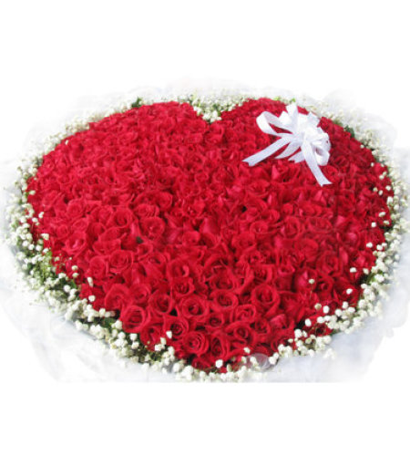 爱你的心-365朵红玫瑰心形包扎而成，搭配满天星