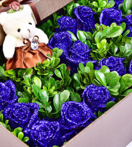 梦幻之恋-33朵蓝色妖姬，一只小熊，搭配绿叶点缀