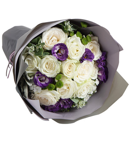 纯纯的爱-白玫瑰11枝，紫色桔梗3枝，绿小菊2枝，叶上花5枝