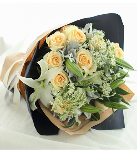 天秤座守护花-香槟玫瑰11枝、白百合3枝、蕾丝3枝、银叶菊8枝