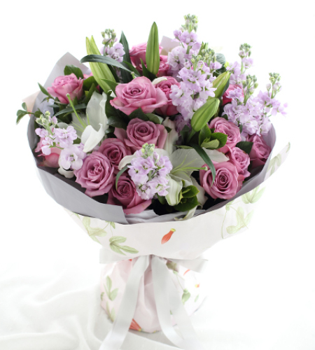 紫色浪漫-冷美人玫瑰19枝、紫色紫罗兰9枝、白百合2枝