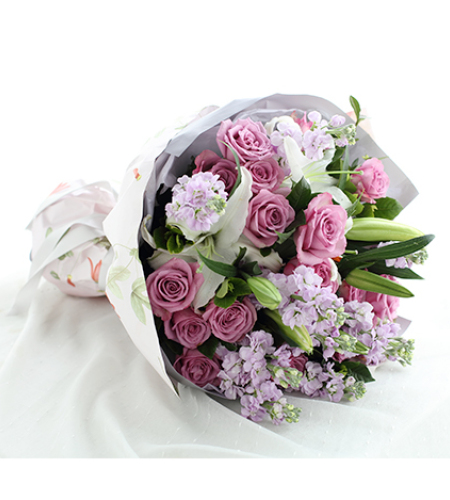 紫色浪漫-冷美人玫瑰19枝、紫色紫罗兰9枝、白百合2枝