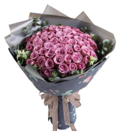 情深款款-紫玫瑰66枝，搭配适量叶上花尤加利