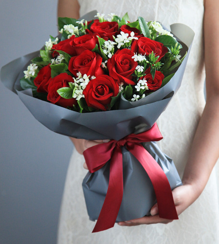 浪漫生活-红玫瑰19枝，白色相思梅0.5扎，栀子叶1扎