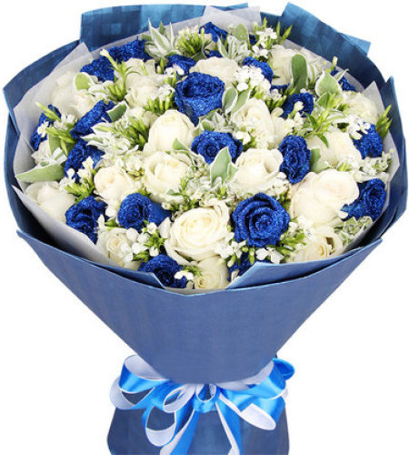 蓝色精灵-18朵蓝色妖姬，15朵白玫瑰，搭配相思梅、叶上花点缀