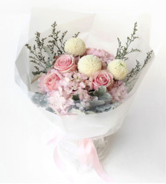 甜蜜幸福-3朵粉佳人粉玫瑰，1支粉绣球，3朵白色乒乓菊