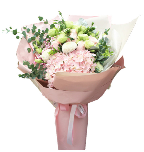 9枝粉玫瑰，6枝白绿色洋桔梗，1枝粉绣球，搭配尤加利叶